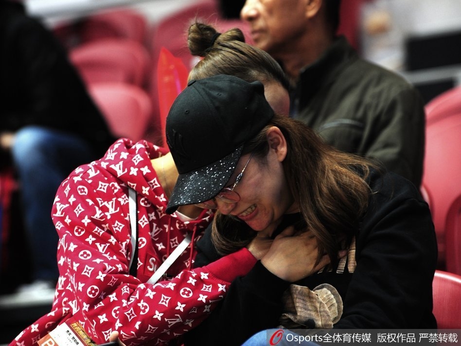 李根妻子在看台上露出甜美笑容,标志性的丸子头干净利落,她手拿手机或许正在记录这一刻,成为激烈比赛之外最温暖的画面。