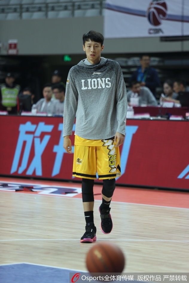 孙铭徽加练超远三分后腼腆一笑，李春江指导场边观战眼神中满是期待与鼓励