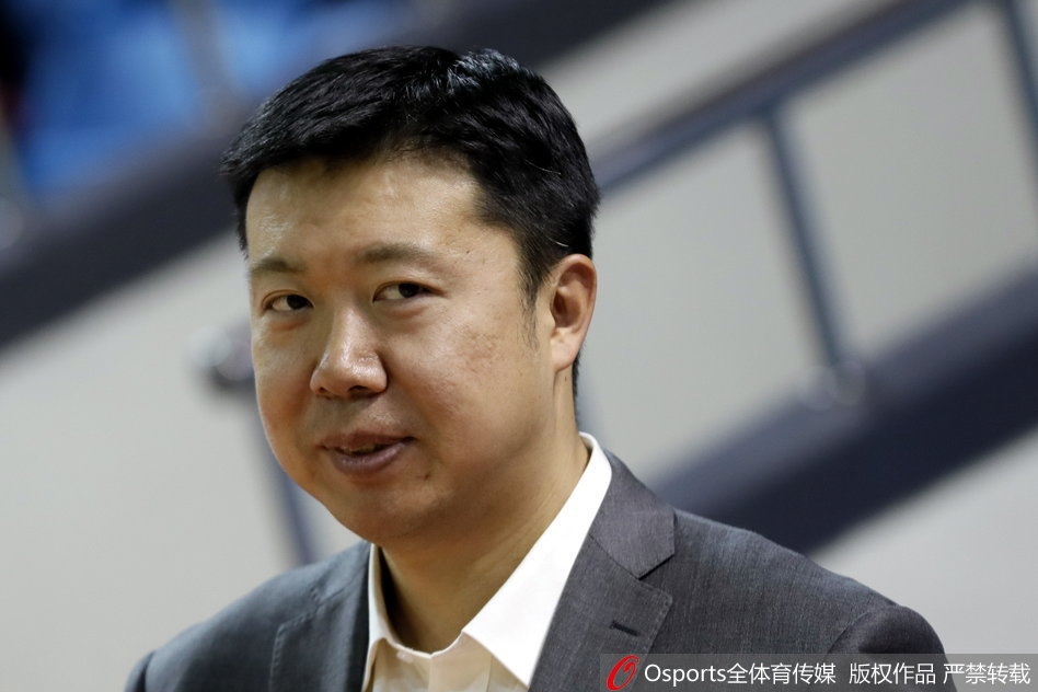 面对场上的争议判罚，王治郅激动地站起身来向技术台表达看法，手势有力，神情中充满了对弟子们的维护。