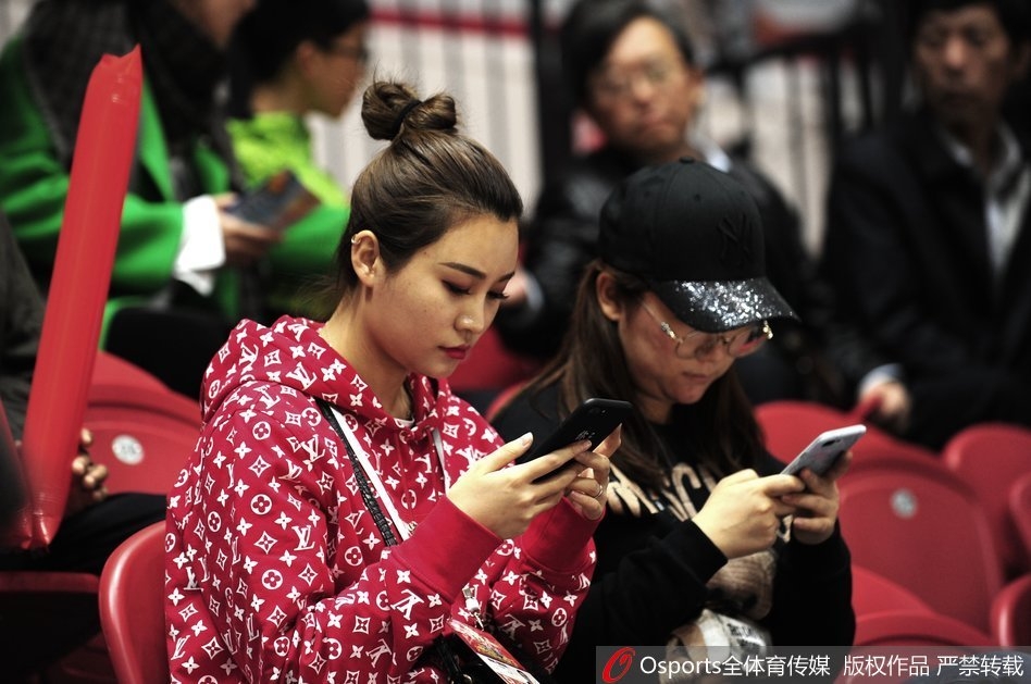 李根妻子王星洋现身红山体育馆看台,她以元气满满的丸子头造型亮相,面带微笑神情专注,为场上的丈夫默默加油助威。