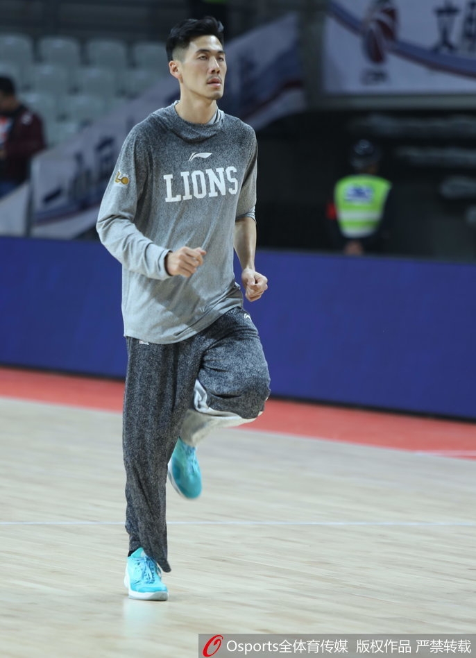 广厦队魂林志杰在赛前拉伸中表情专注，老将的坚毅写在脸上，身体状态调整到最佳待命