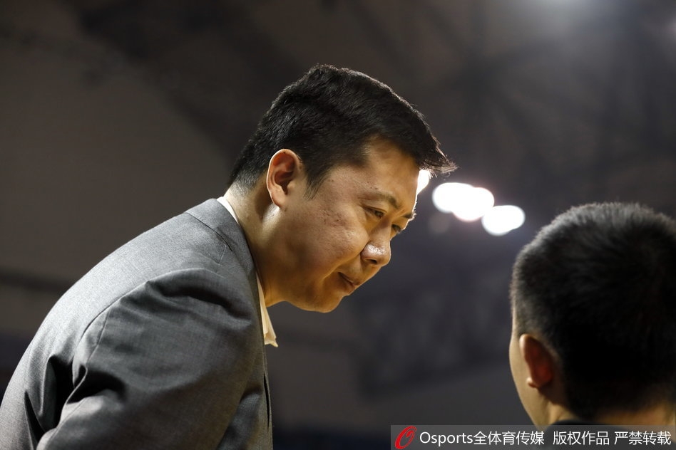 比赛结束后，王治郅平静地与退场的年轻球员击掌，眼神中既有对失利的淡然，也有对未来的殷切期待。