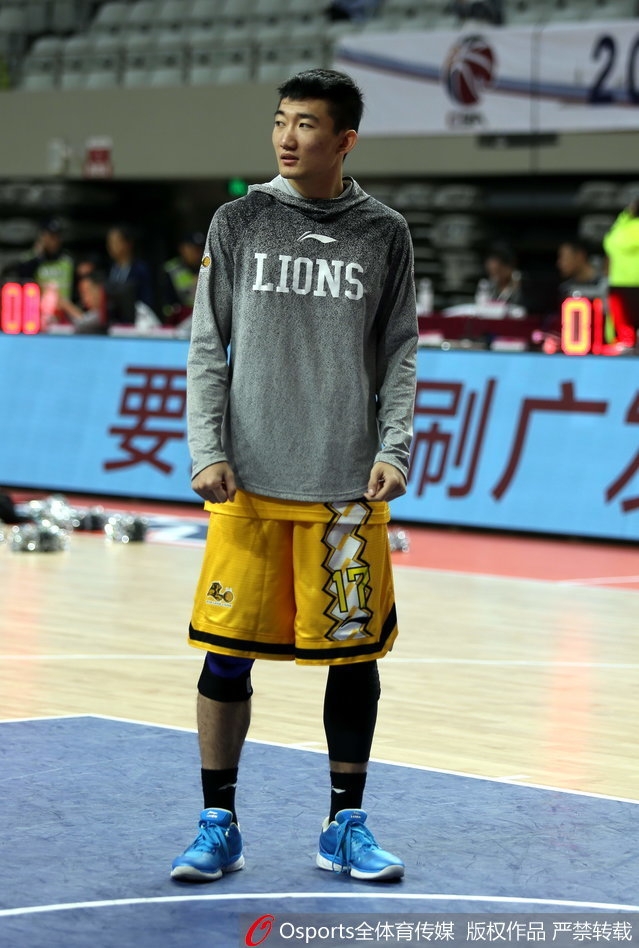 主帅李春江场边双手比划大声指点迷津，神情严肃指挥若定，细节之处尽显名帅风范