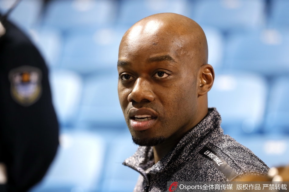 在灯光明亮的球馆内，吉林队球员眼神专注，正在进行赛前的运球训练，篮球在地板上撞击出规律的节奏，为大战奏响序曲。