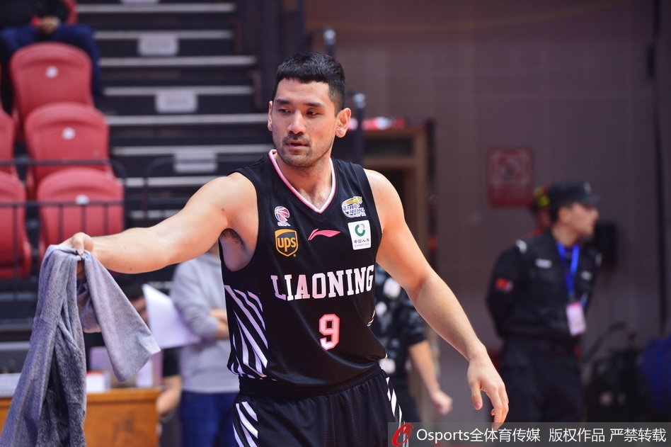 辽宁队的年轻核心郭艾伦在热身中神态轻松，他正在进行拉伸练习，灵动的身姿预示着这位国产顶尖后卫即将在比赛中掀起快打旋风。