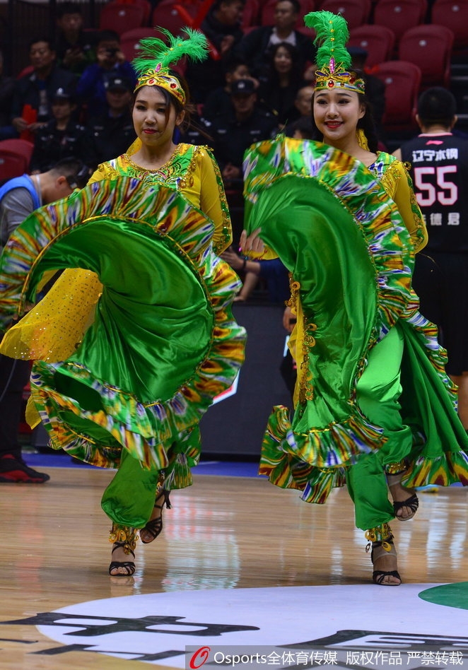 镜头特写下，这位篮球宝贝笑容甜美灿烂，眼神中充满自信与活力，展现了新疆女孩独特的阳光气质。