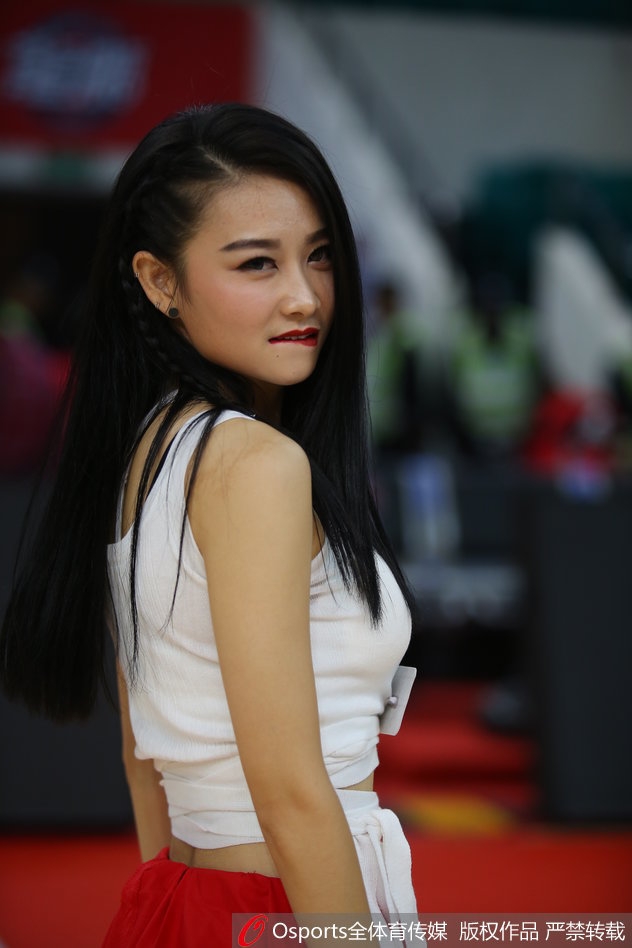 镜头定格在她抛洒花球的刹那，金色的纸屑如繁星般在空中飘洒，映衬着她灿烂无比的笑容。那是一种发自内心的快乐，仿佛能将这份喜悦传递给场边的每一个人，让人忍不住跟着她一起嘴角上扬。