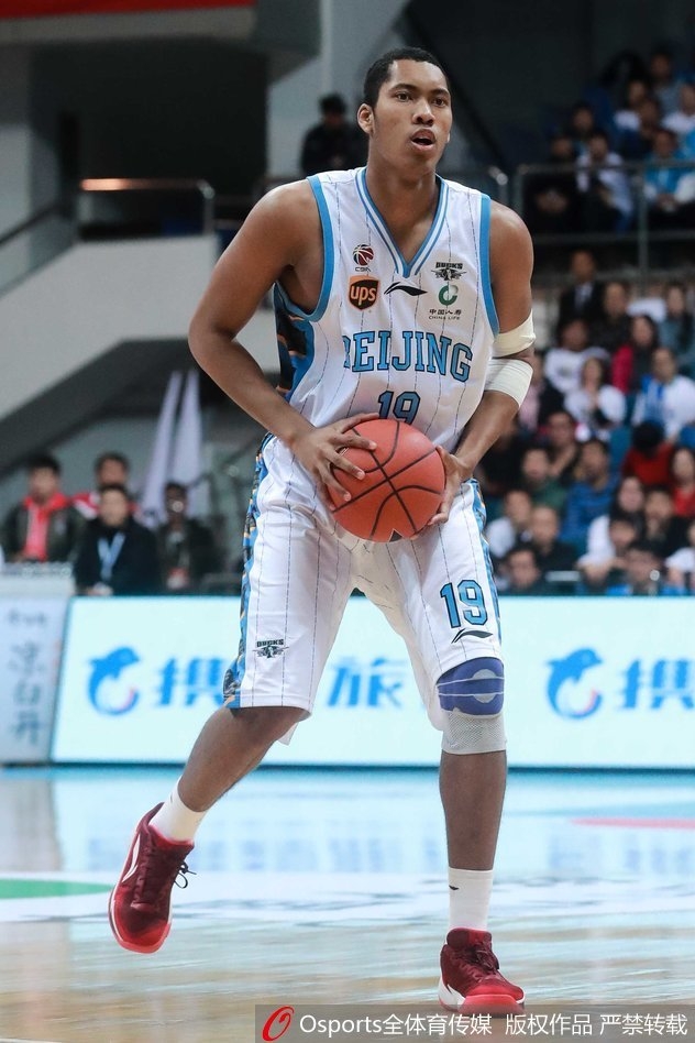 生死时刻，丁彦雨航在罚球线上气定神闲，两次罚球空心入网，一剑封喉，这是他全场19分里最沉重的2分。