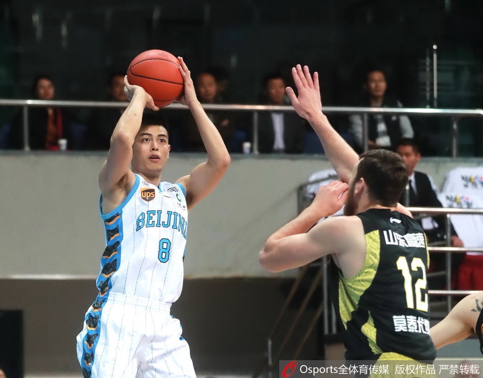 王骁辉今晚化身冷面杀手，三分线外张手就有，全场三分球4投全中，弹无虚发，让北京队始终保有获胜希望。