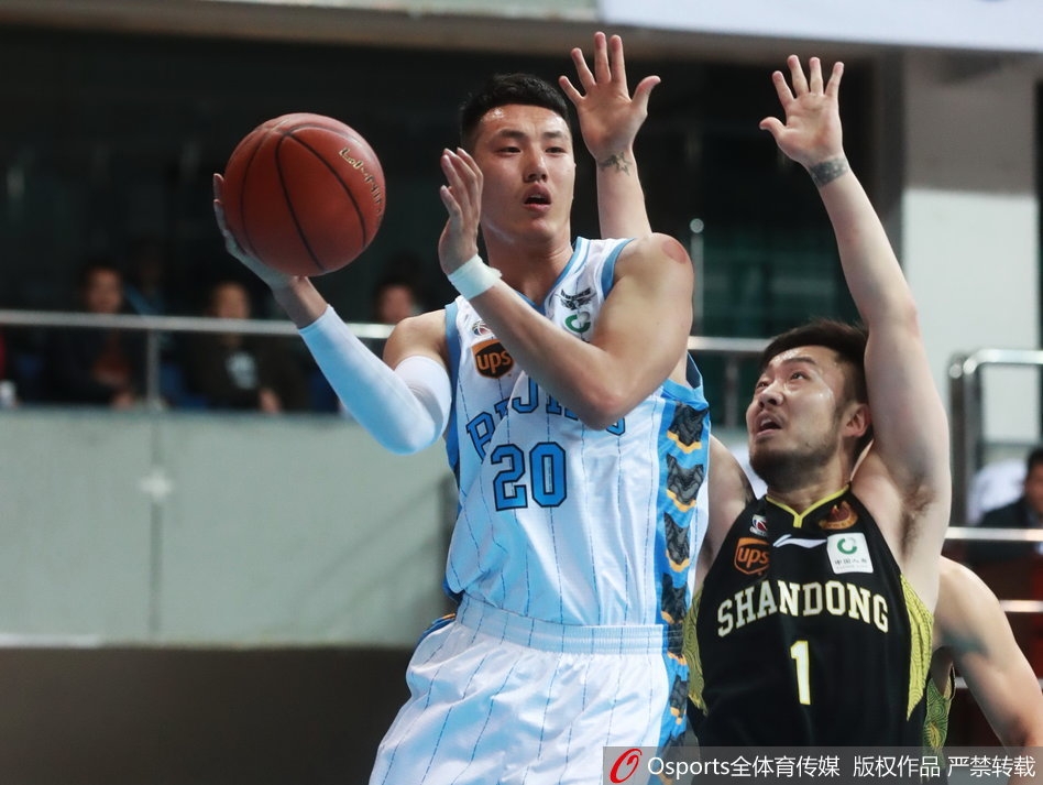面对山东队的严密防守，北京队长翟晓川毫无惧色，强行突破上篮，眼神里写满了必胜的决心。