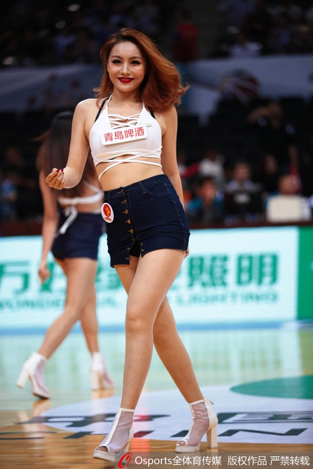 手持闪耀花球的她侧身而立，精致的妆容与专注的神情，仿佛在这一刻，整个赛场都因她的存在而变得更加绚烂。