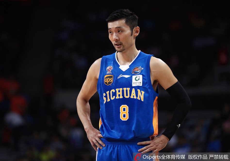 广东队众将赛后围在一起庆祝这场来之不易的四连胜，逆境重生让他们更加团结