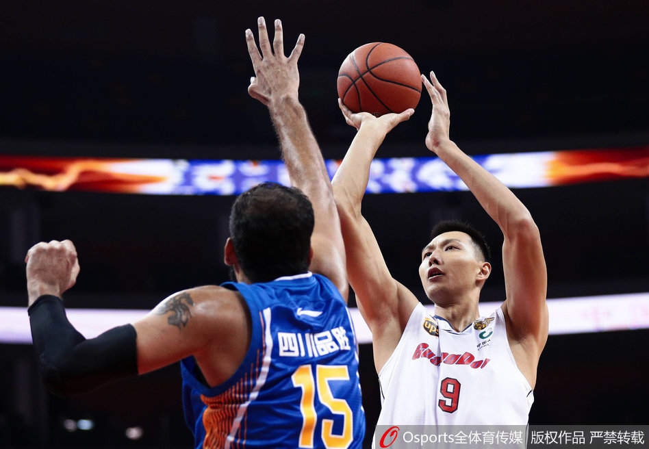 广东队外援尼克尔森单手补扣，他在本场比赛中砍下34分10篮板，是球队获胜的重要功臣