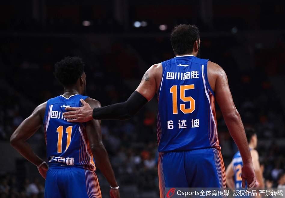 任骏飞快下接球后单手劈扣，这一球为广东队锁定胜局，瞬间点燃了全场球迷的热情