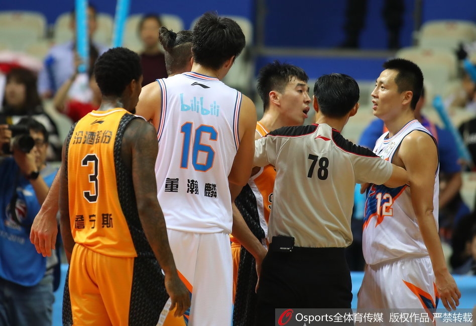 冲突之后,斯科拉在进攻端更加凶猛,他面对上海队的多人包夹防守,依然强硬地将球放入篮筐,眼神中满是坚毅。