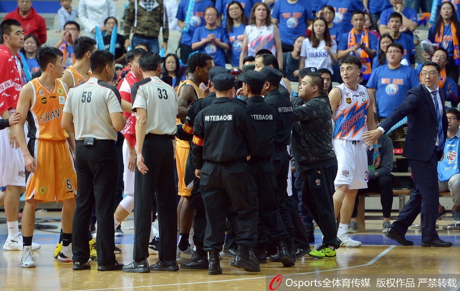 冲突爆发瞬间,斯科拉愤怒地指向卢伟,卢伟也毫不示弱地迎上前去,双方球员和裁判急忙冲过来试图将两人分开。