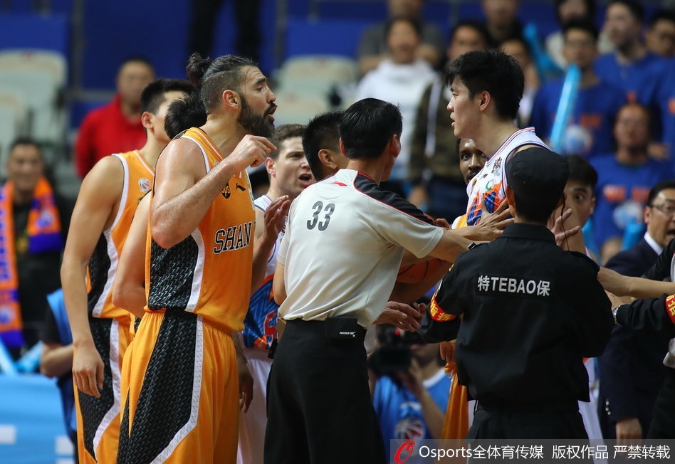 弗雷戴特在山西队外援詹宁斯的贴身防守下,依然高高跃起,出手三分,皮球在空中划出一道美丽的弧线直坠网心。