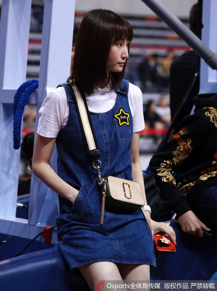 赛场激战正酣，刘美托腮凝望，神情专注而温柔，仿佛能透过激烈的对抗，看到那个陪伴她走过整个青春的篮球少年。