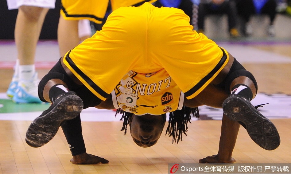 广厦队福特森高速运球穿越辽宁队的防线，眼神中透露出坚定与自信，率领球队客场凯旋