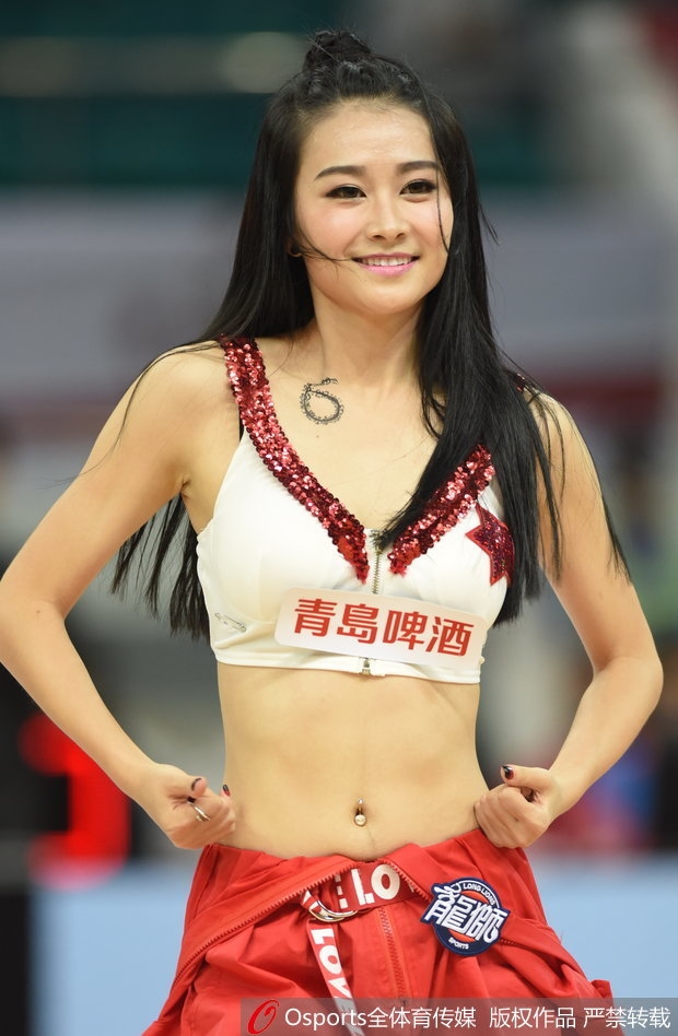 在紫色灯光的映照下，两位篮球宝贝面对面热舞互动，她们身姿挺拔，动作充满力量与韵律感，仿佛在用肢体语言讲述着球场上的攻防故事。