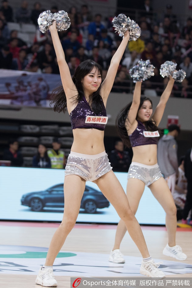 表演结束后，宝贝们面带微笑向观众致意，她们不仅是赛场上的表演者，更是传递快乐与体育精神的使者，为这场龙争虎斗画上圆满的句号。