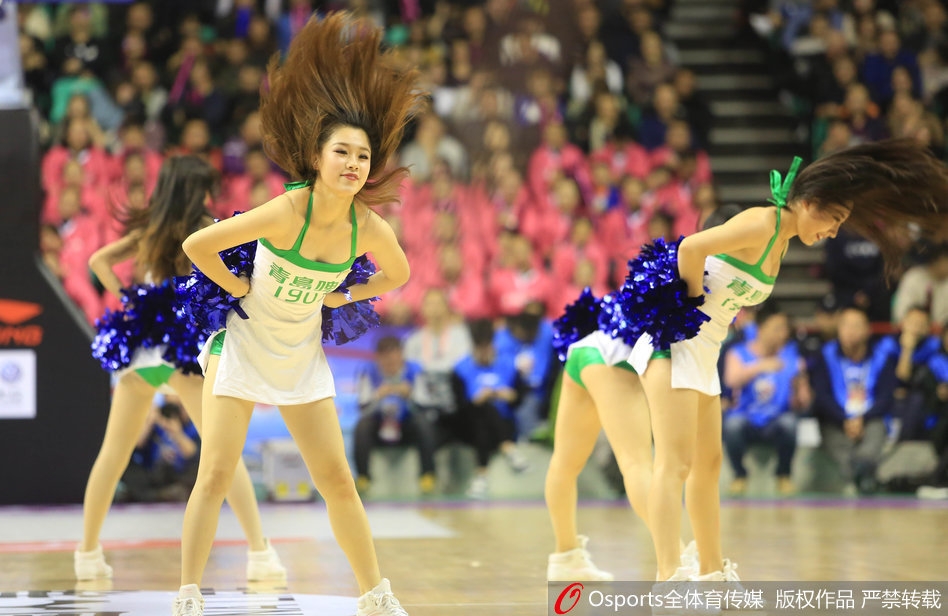 在变换的霓虹灯光下，啦啦队员们排成整齐的队列，每一个精准的卡点和有力的动作，都展现出她们专业且刻苦的训练成果，让观众席上爆发出阵阵喝彩。
