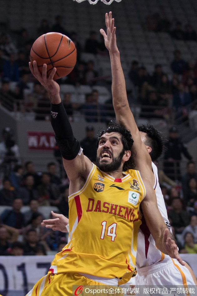 易建联在与哈达迪的内线争抢中高高跃起，用一记势大力沉的单手劈扣点燃全场激情