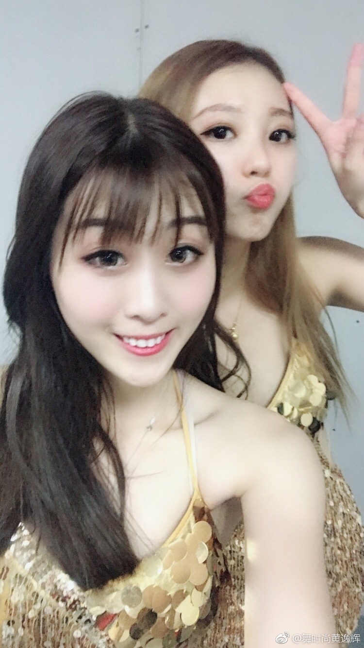 镜头定格在一位啦啦队员回眸一笑的瞬间,飘逸的长发与自信的眼神相得益彰,展现出独特的东方女性魅力。