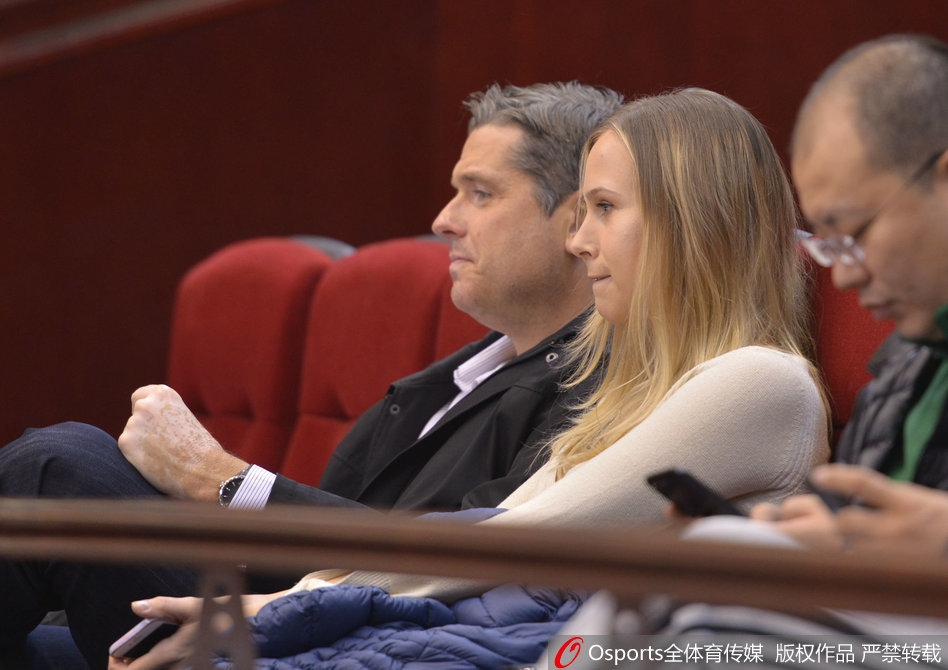 观战席上的她难掩激动之情,举起双手准备鼓掌,眉宇间既有对爱人精彩表现的骄傲,也有对激烈对抗的一丝担忧。