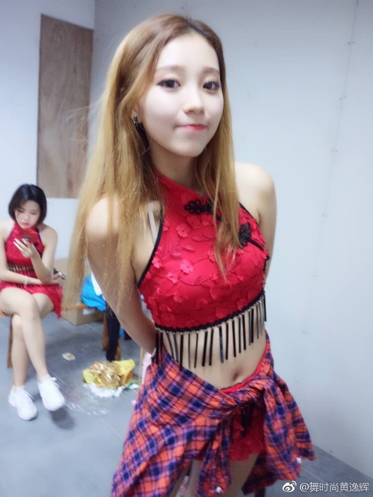 两位啦啦队员亲密相依,展现出姐妹般的深厚情谊,背景的灯光将她们青春洋溢的面庞映照得更加动人。