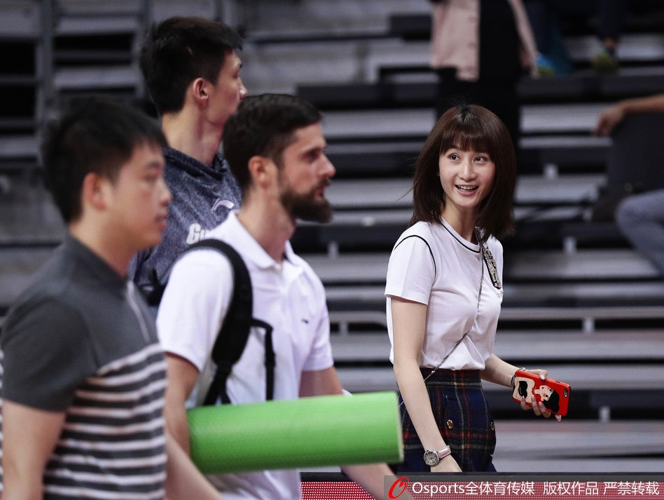 身着时尚休闲装的周鹏妻子刘小美现身看台,高挑的身材和甜美的笑容在人群中格外亮眼,正用手机记录着丈夫在场上的每一个瞬间