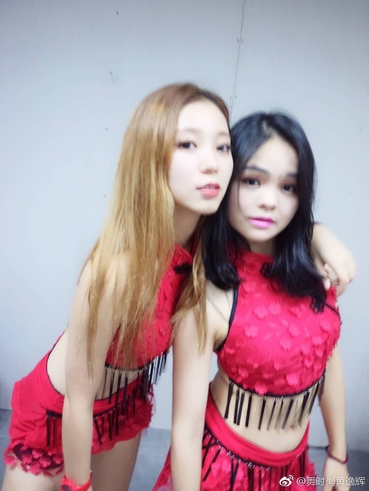 队员们身着靓丽的表演服摆出优雅造型,修长的身姿与整齐划一的动作,彰显出专业舞者的深厚功底。