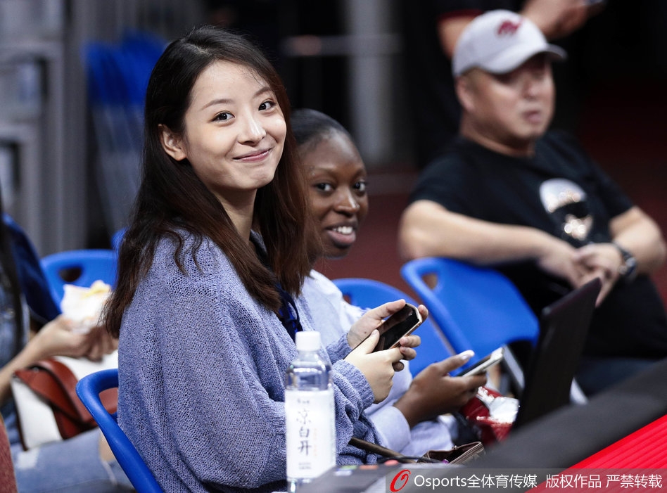 赛后散场时刻,周鹏妻子与孙桐林妻子在通道偶遇,两人微笑致意,场上是对手场下是朋友,这一幕完美诠释了CBA大家庭的温暖氛围