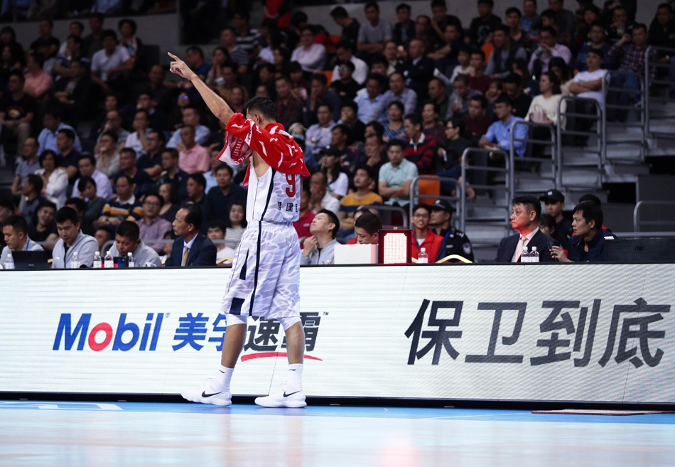 亚当斯在广东队多人包夹下强行三分出手,皮球在空中划出一道彩虹弧线直钻网窝,他紧咬牙关的眼神里写满了不信命、不认输。