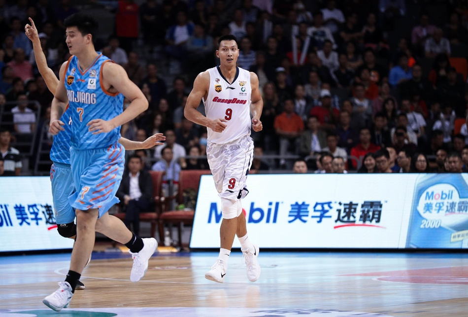 周鹏在新疆队的内线拼抢中高高跃起,用指尖将篮板球点进篮筐,这次关键的二次进攻帮助广东队在末节稳住了阵脚。