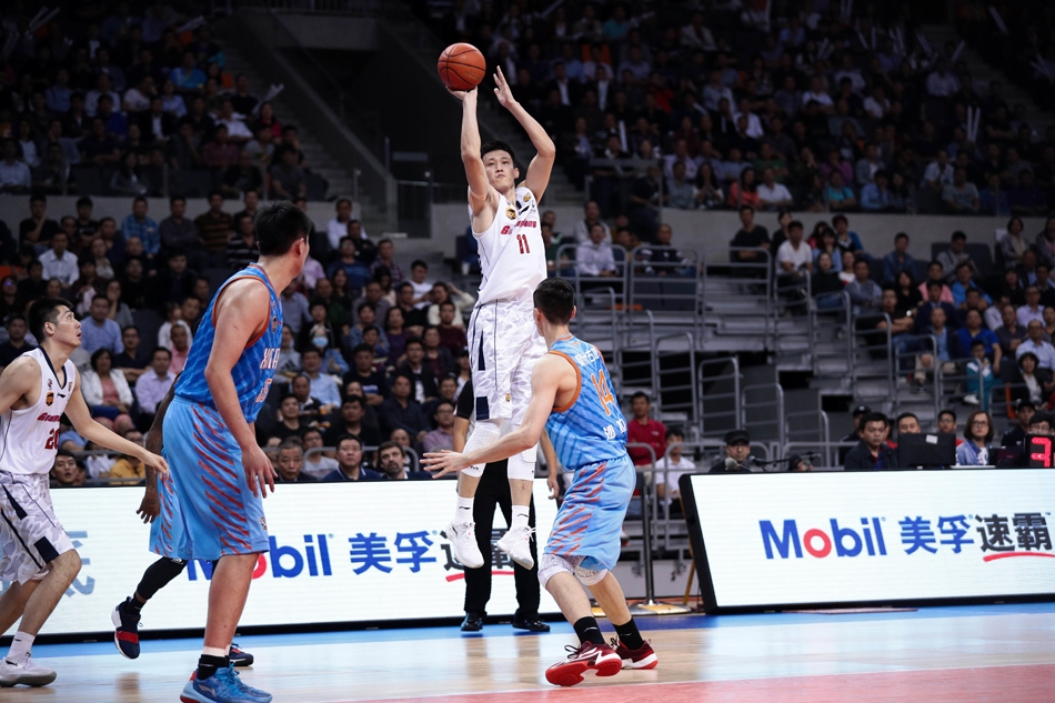 易建联在新疆队内线群中高高跃起,单臂战斧劈扣震撼全场,仿佛要将篮筐摧毁,眼神中充满了对胜利的渴望。