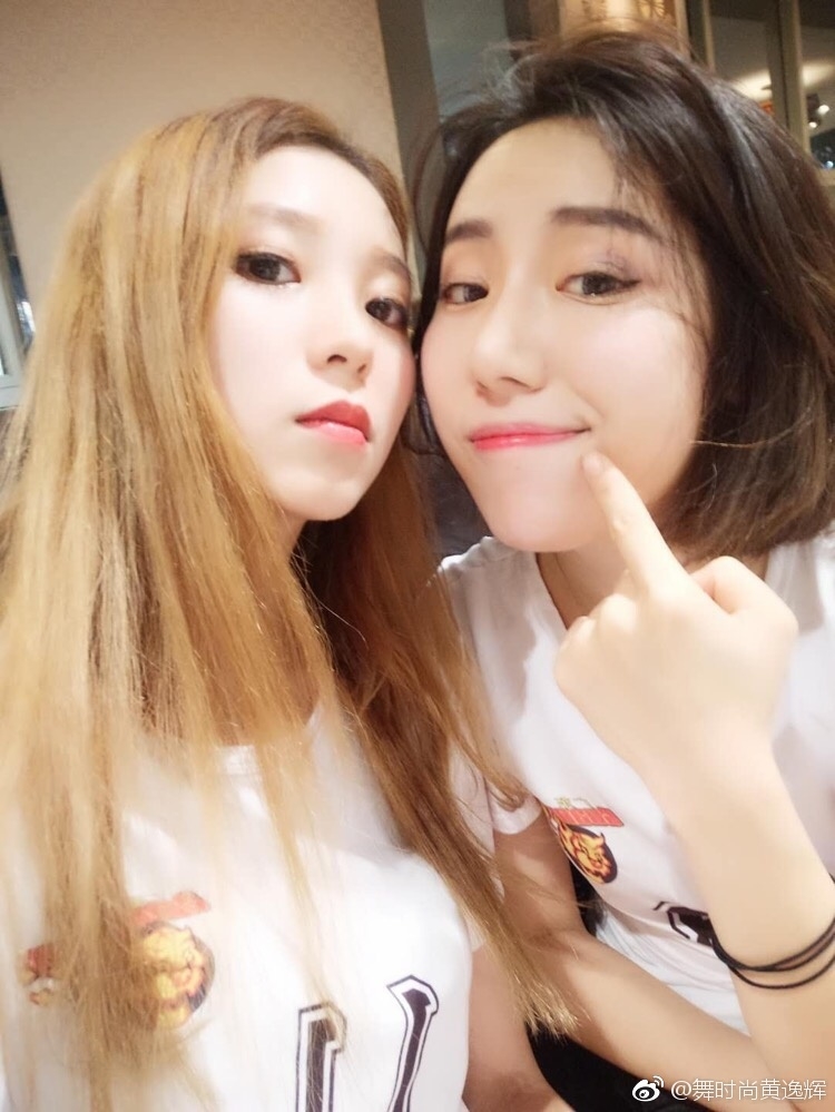 全队成员在比赛结束后合影留念,大家簇拥在一起,脸上洋溢着灿烂的笑容,记录下又一个为篮球起舞的精彩夜晚。