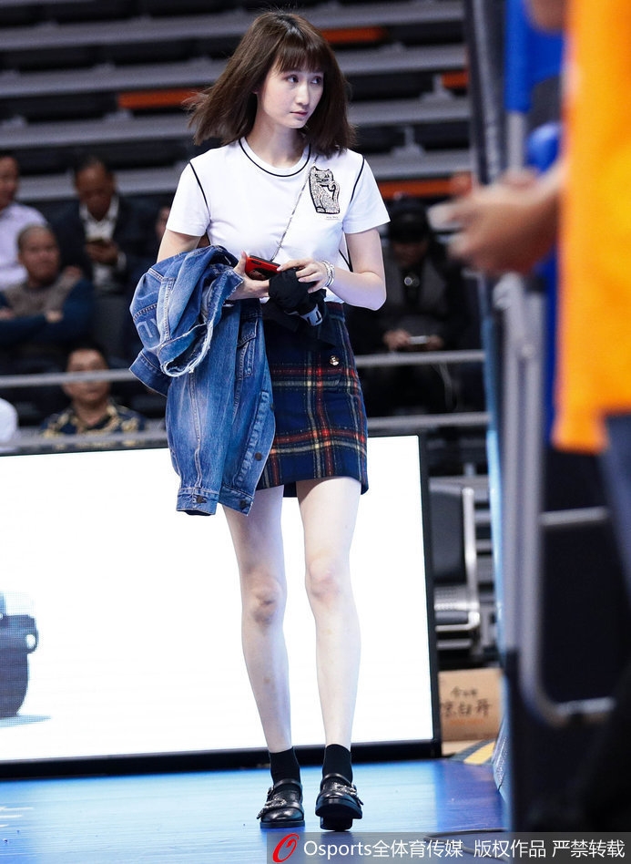 孙桐林妻子在看台上为丈夫加油助威,即使身处喧闹的客场,她依然挥舞着手中的助威棒,眼神清澈而坚定,仿佛整个球场只有他一人