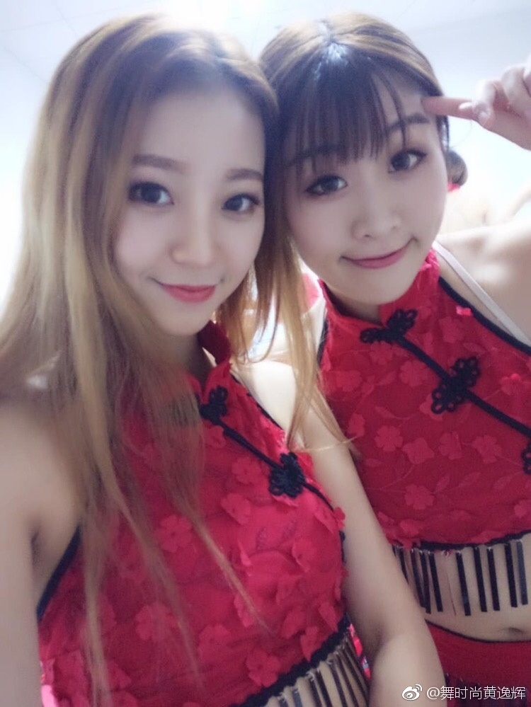 在赛场灯光映照下,一位队员侧身凝视远方,优美的身体曲线和专注的神态,仿佛在诉说着对舞台的热爱。