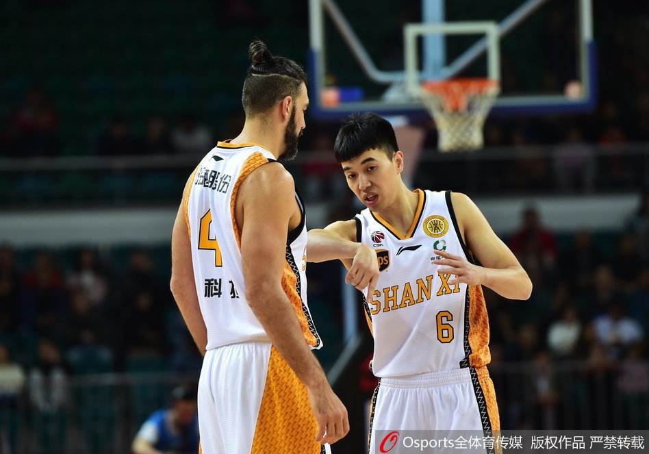 马布里运球组织进攻,眼神坚定,面对旧主山西队他从容指挥队友跑位,尽显领袖风范。