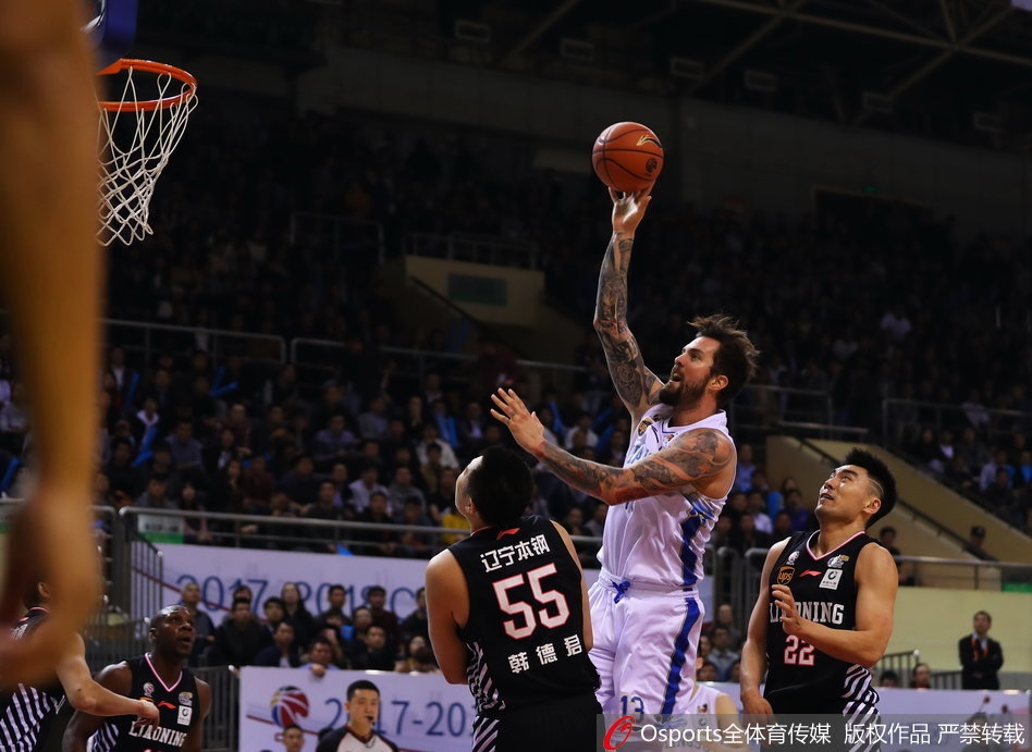 江苏老将陈磊在比赛中坚定地执行战术，尽管面对年轻力壮的防守者，他依然毫无畏惧，奋力将球传给位置更好的队友。