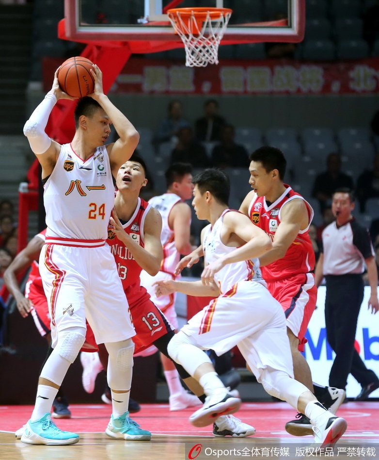 八一队许钟豪在对抗后失去重心，依然用柔和的手感将球抛向篮筐，这一瞬间凝固了军旅球员奋不顾身的拼搏精神。