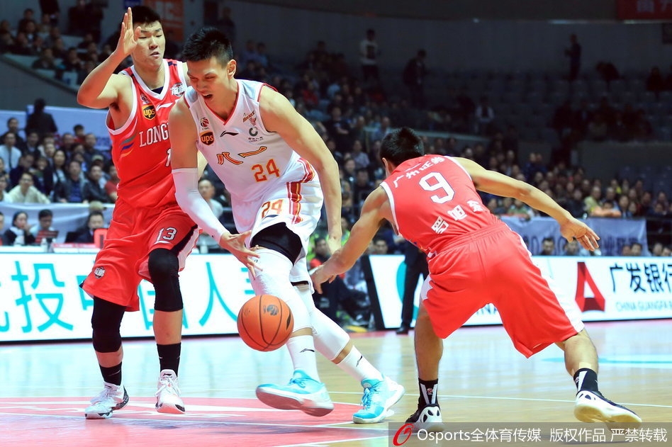 比赛结束后，八一队球员神情落寞地走向更衣室，背景是记分牌上残酷的93-94，画面充满了竞技体育的悲壮感。