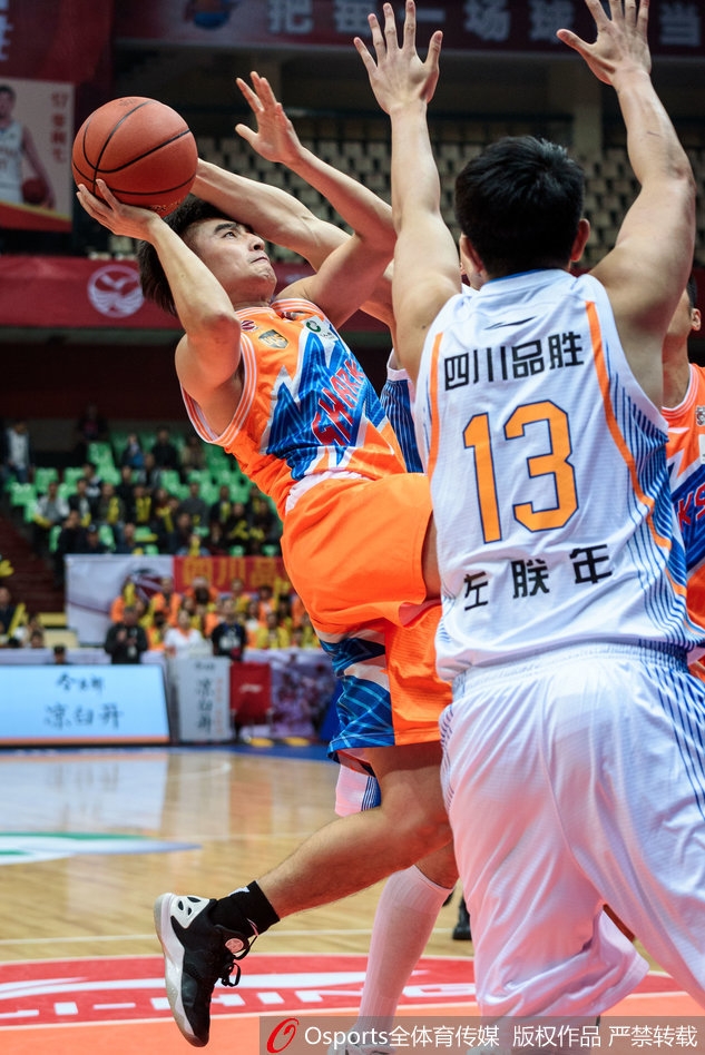 上海队外援明纳拉斯迎着防守跳投命中，他本场砍下21分11篮板，在内线给予了弗雷戴特巨大支持