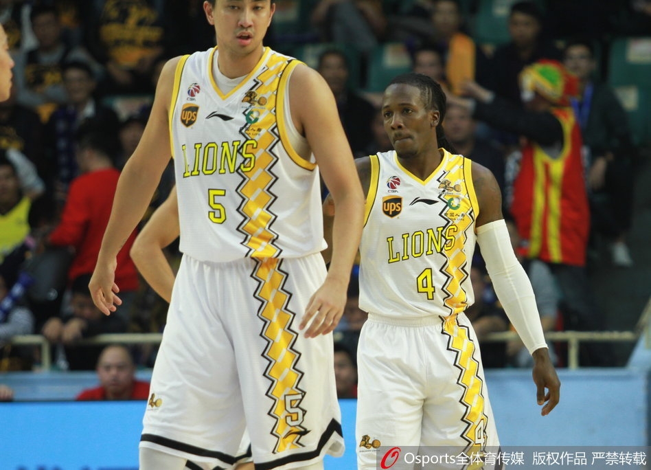 胜利的哨声吹响，广厦队的球员们围聚在中圈，他们振臂高呼，脸上的汗水在灯光下闪耀，这是属于团队篮球的荣耀时刻。