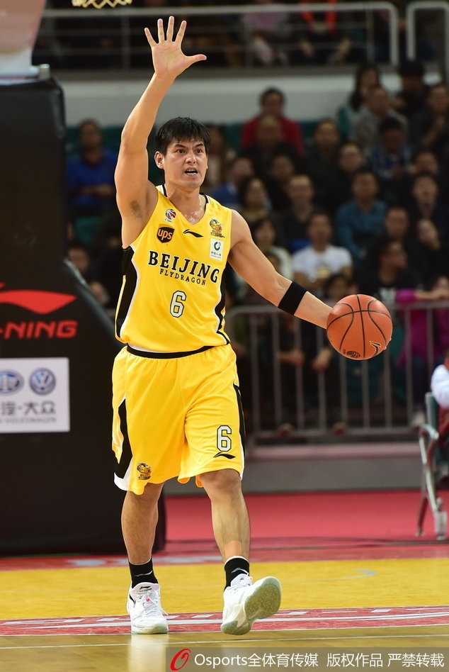 北控队小将许梦君底角接球出手三分,皮球应声入网,他握拳怒吼,成为球队逆转的最大功臣。