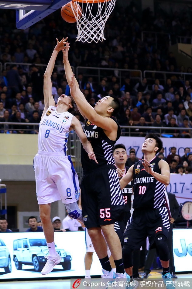 辽宁核心郭艾伦持球强行突破，他脸上写满了专注与杀气，如一把尖刀直插江苏队禁区，防守球员只能无奈跟随。