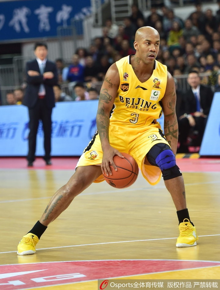 北控队员围成一团激情庆祝胜利,马布里与队友击掌相庆,这场客场逆转对他们意义非凡。