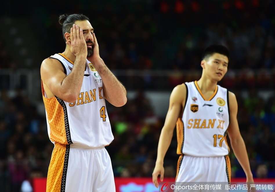 北控队兰多夫与山西队斯科拉在篮下肌肉碰撞,两人奋力拼抢篮板球,对抗激烈火花四溅。