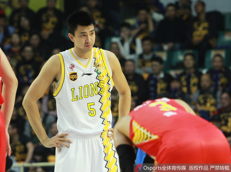 深圳队外援萨林杰在广厦双人包夹下依然强行出手，肌肉碰撞的瞬间完美诠释了CBA赛场内线搏杀的激烈与残酷。